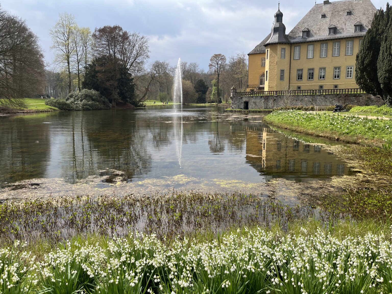 See mit Wasserfontaine und dem gelben Schloss Dyck