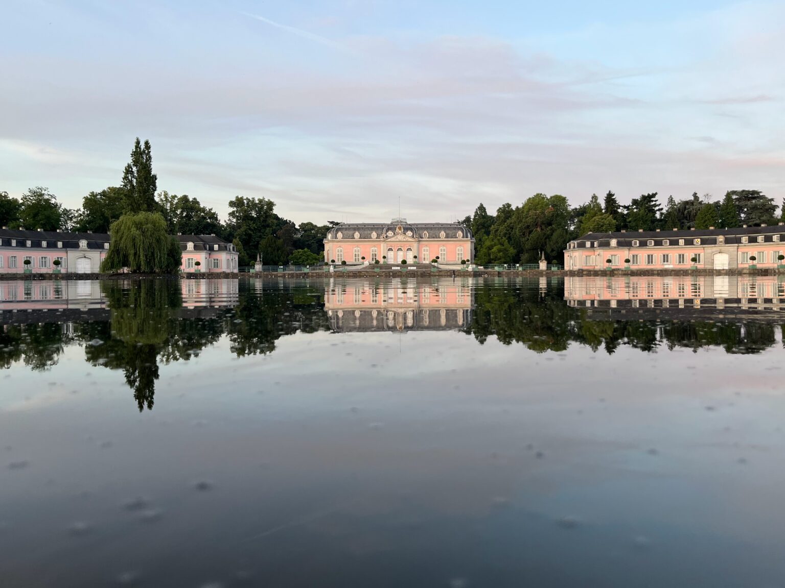 Das Benrather Schloss, dass sich im Wasser des Schlossteichs spiegelt.